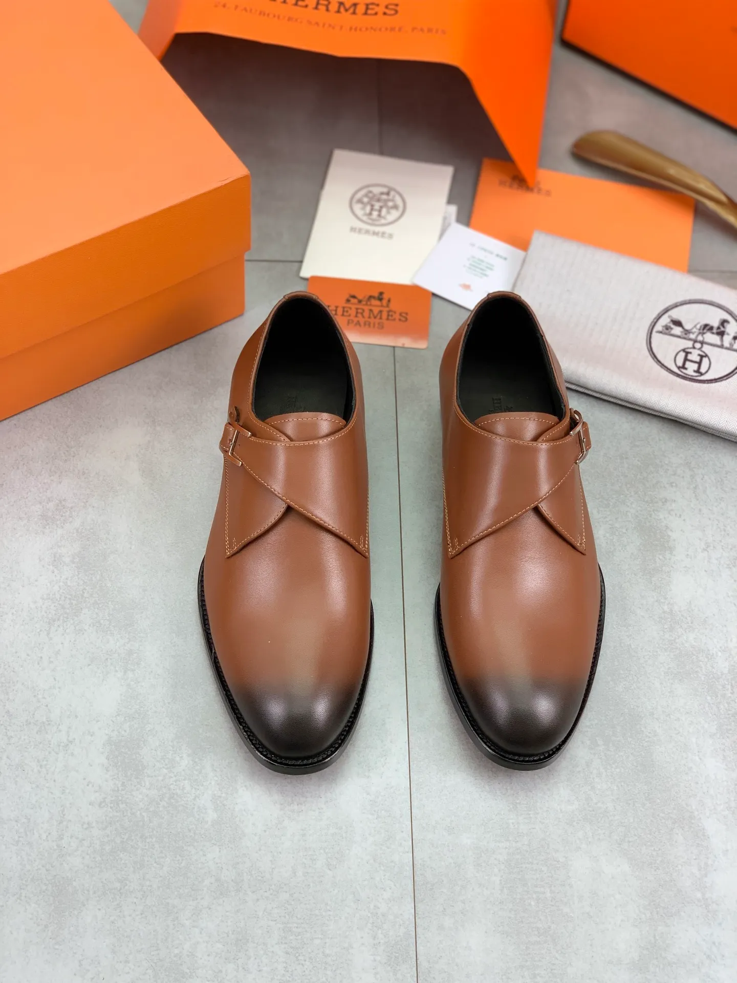 Factory price P940 💰💎💎💎 Original genuine leather outsole Brand: Hermès Grade: Same as the official website Original quality materials: Original soft calfskin Water-dyed cowhide lining Original Italian genuine leather outsole Style categories: Men's fashion Formal casual leather shoes Slip-on men's shoes series Young fashion European and American trends British style Code number: 39-45 (38.46 can be customized)